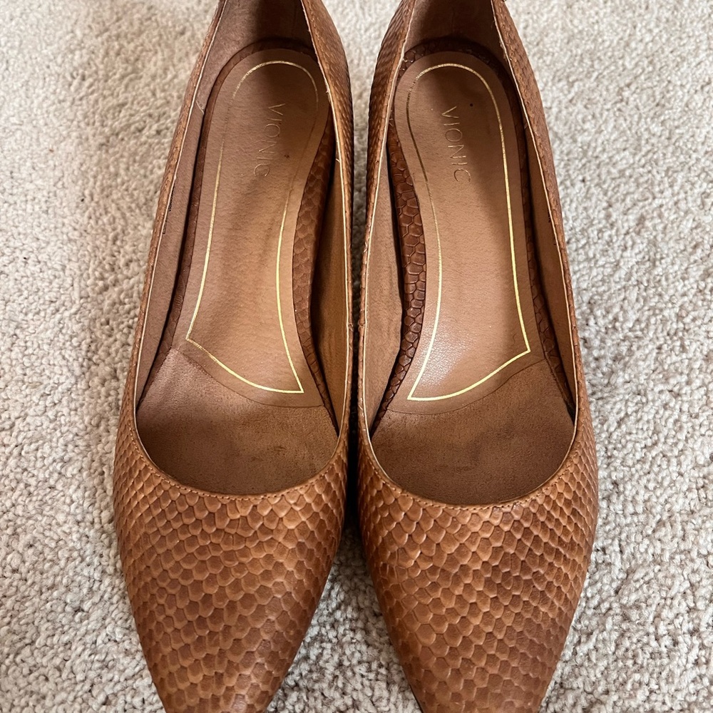 Vionic Mia Block Heel Pumps – Brown - Picture 2 of 4
